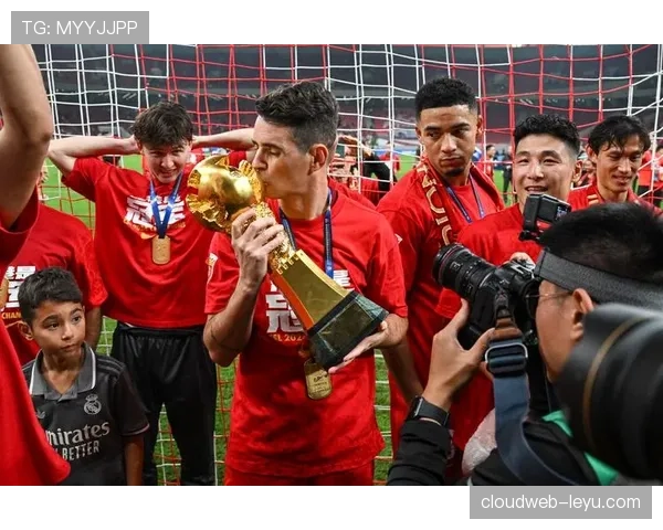 上海海港剑指亚冠淘汰赛，全队士气如虹全力争胜