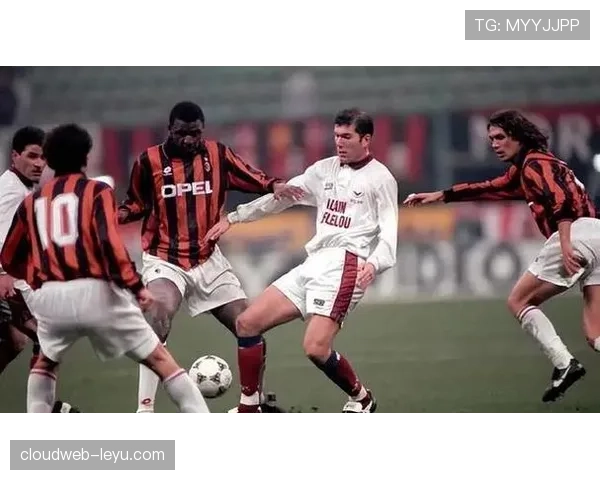 齐达内盘带技巧大揭秘：优雅穿梭防线，球场表现惊艳全场