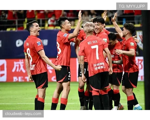 韦世豪开保时捷去训练，队友还在挤地铁？