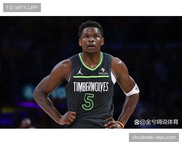 爱德华兹无球跑动制造错位，拉开森林狼外线空间